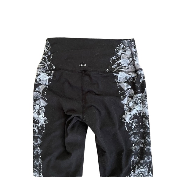 Alo Yoga High Waisted Floral Capri Leggings - Picture 7 of 9